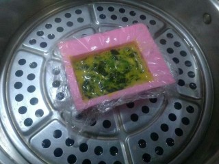 7、菠菜鸡蛋糕,倒入方形容器，蒸锅冷水开始蒸15分钟