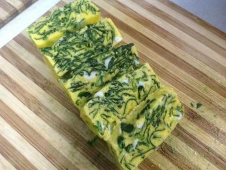 8、菠菜鸡蛋糕,取出切成厚片就可以吃了