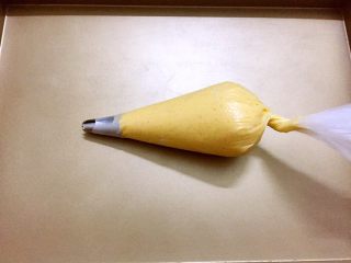 11、黄油曲奇,裱花袋装入裱花嘴，再把面粉装入裱花袋中