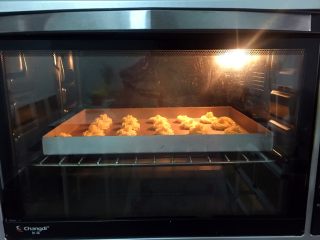 13、黄油曲奇,放入预热好的烤箱，上下火150度，中层15-20分钟