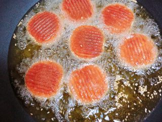 17、南瓜糯米薯片饼,将薯片饼翻面，继续煎至两面金黄色。控制火候中小火即可。