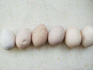 8、立夏要吃茶叶蛋,8、鸡蛋都敲碎外壳,放入锅中后开大火煮开,煮开后关小火放入鸡蛋煮五分钟,关上火继续闷