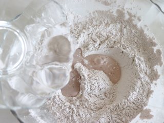 2、HelloKT蒸米糕,又萌又美味,可可粉,糯米粉、粘米粉、细砂糖,搅匀后倒入水。