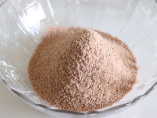 4、HelloKT蒸米糕,又萌又美味,找一个网孔略粗一点的网筛,把刚才制作的可可面粉团,过筛一次。