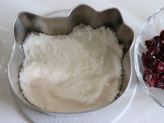 7、HelloKT蒸米糕,又萌又美味,再覆盖一层白色的粉。