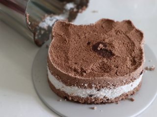 11、HelloKT蒸米糕,又萌又美味,蒸好后就揭开锅盖,取出,稍微晾一下,用刮刀刮一下脱模,或者提前放粉的时候,模具内壁涂抹一些食用油。