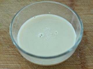 2、东北猪肉酸菜馅包子,酵母用一半的温水搅拌溶解