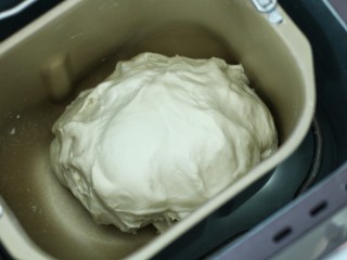 4、东北猪肉酸菜馅包子,启动面包机揉面程序揉成均匀的面团