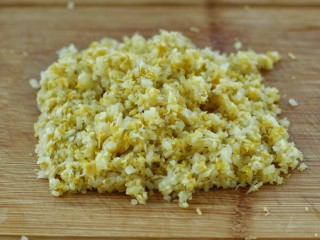 11、东北猪肉酸菜馅包子,酸菜洗净后挤干水分剁碎