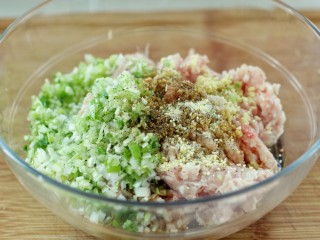 9、东北猪肉酸菜馅包子,加入食用油、生抽、料酒、花椒粉、盐和鸡精