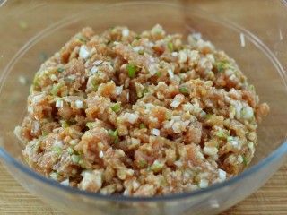 10、东北猪肉酸菜馅包子,顺时针一个方向搅拌至肉馅上劲儿