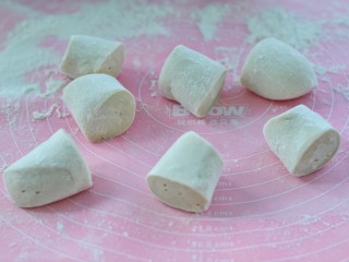 14、东北猪肉酸菜馅包子,取适量面团揉匀排气，切割成适量大小的面剂子