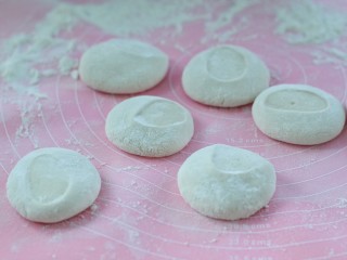 15、东北猪肉酸菜馅包子,用手掌按扁