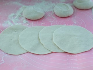 16、东北猪肉酸菜馅包子,再用擀面杖擀成中间厚些、边缘薄些的饼皮