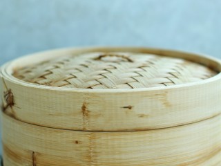 23、东北猪肉酸菜馅包子,蒸锅中添适量水，将蒸笼置于锅上，大火烧开后蒸十五分钟