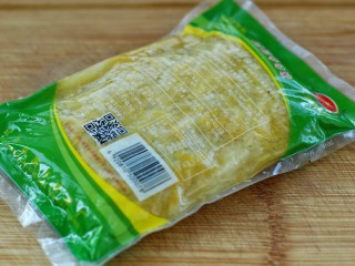 26、东北猪肉酸菜馅包子,自家腌制的酸菜要冬季才能吃到，所以现在用的是这种带包装外面买来的酸菜