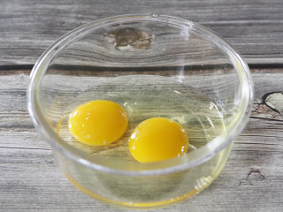 4、コロッケ日式可乐饼,鸡蛋打散成全蛋液备用