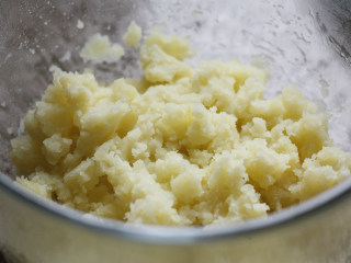 5、コロッケ日式可乐饼,蒸好的土豆块碾压成泥，然后放置稍微降一下温