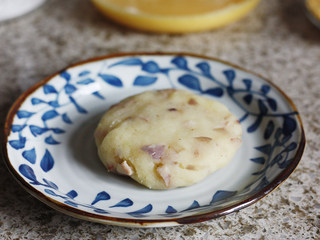 8、コロッケ日式可乐饼,取适量土豆泥在手心，团成球形后按压成圆形饼状，大小根据自己的喜好调整