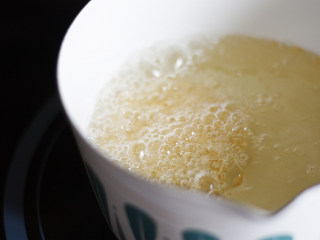 12、コロッケ日式可乐饼,冷油入锅，烧至50-60度即可放入可乐饼。由于土豆和培根都是熟的，所以只要观察面包糠变黄就可以啦，不过多炸一会儿可以口感更加酥脆哦～