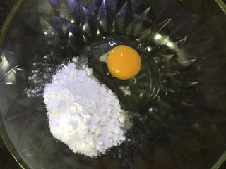 2、三色法式玛德琳蛋糕,鸡蛋和糖粉，打散搅拌均匀，不用打发