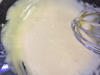 3、三色法式玛德琳蛋糕,鸡蛋液搅拌均匀后，筛入低筋面粉和泡打粉，再搅拌均匀即可