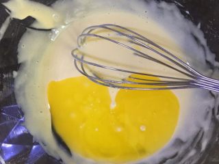 4、三色法式玛德琳蛋糕,加入溶化好的黄油