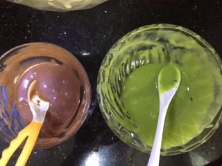 5、三色法式玛德琳蛋糕,拌好的面糊，分出来2小部分，分别加入可可粉和抹茶粉，搅拌均匀备用