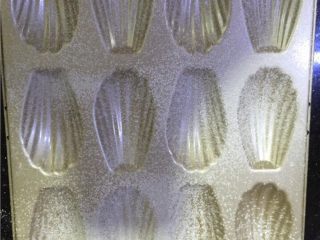 7、三色法式玛德琳蛋糕,玛德琳模具要先抹黄油，再撒面粉，这样能更好的帮助脱模
