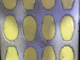 9、三色法式玛德琳蛋糕,再把原味面糊挤到模具里，挤到9分满就好