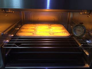 10、三色法式玛德琳蛋糕,放入预热好的烤箱，160度18分钟，每个的烤箱温度不一样，温度只供参考，大家依据自己烤箱温度来定