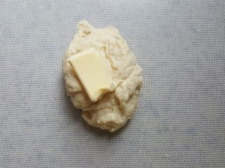 2、迷你汉堡,揉到面团出面筋后,加入黄油继续揉面。