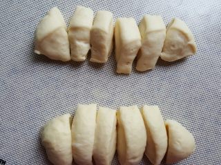 6、迷你汉堡,再将两个面团分别分成6个,这样就可以得到12个面胚。