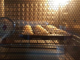 9、迷你汉堡,放入预热好的烤箱中,上下火175度,烤10分钟。