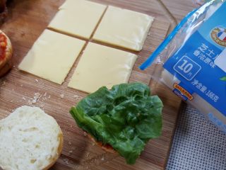 13、迷你汉堡, 然后上面覆盖一片生菜叶。