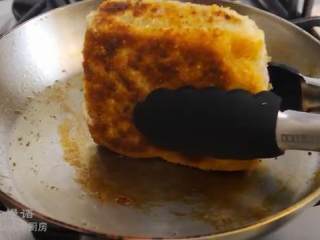 11、芝心猪排,煎15分钟左右，煎至两面都金黄即可，四个边也煎一下出锅