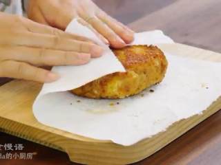 12、芝心猪排,用厨房纸把多余的油分吸掉，放在案板上