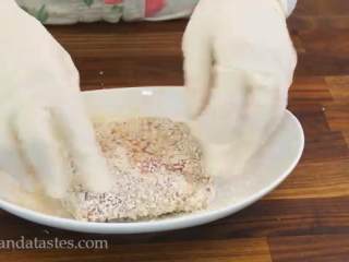 9、芝心猪排,把猪排放进面包屑，两面都沾上