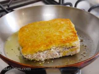 10、芝心猪排,热锅倒油，放入猪排，煎1分钟左右翻面，转小火