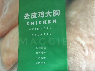 1、油炸劲辣香酥鸡米花,太阳谷去皮鸡大胸取一块洗净，用厨房纸吸一下水分。