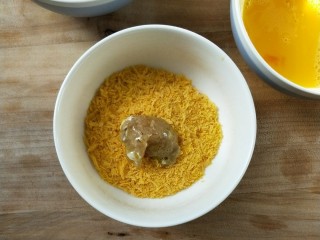 6、油炸劲辣香酥鸡米花,再放面包糠中让鸡粒均匀裹上一层面包糠。
