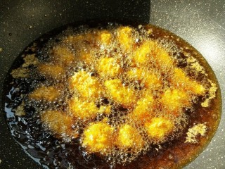 8、油炸劲辣香酥鸡米花,起油锅，烧至七成热，一块一块下鸡粒，先大火炸一会再转中小火。