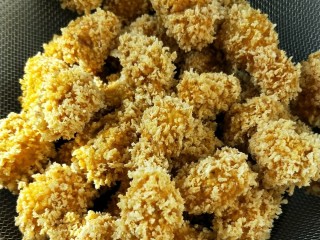 9、油炸劲辣香酥鸡米花,炸至表面金黄色即可捞出。