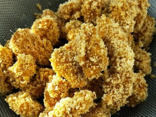 11、油炸劲辣香酥鸡米花,捞出控油，再用厨房纸吸去多余的油。