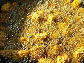 10、油炸劲辣香酥鸡米花,油再烧热10秒，倒入全部鸡粒复炸一下。