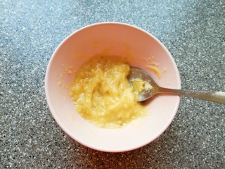 1、香蕉蔓越莓司康,将香蕉用勺子压成泥状。