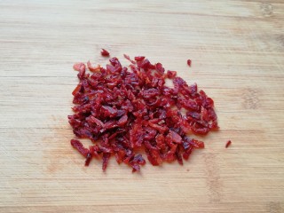 2、香蕉蔓越莓司康,蔓越莓干先用清水冲洗一下，再用厨房用纸吸干水分切碎。