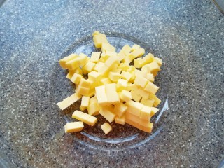 3、香蕉蔓越莓司康,室温软化的黄油切成小丁放入盆里。