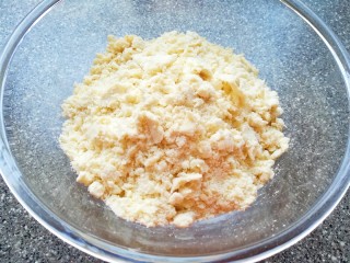 6、香蕉蔓越莓司康,加入香蕉泥揉搓均匀。