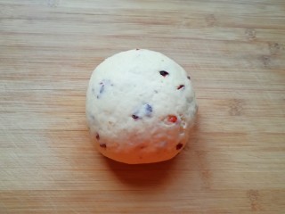 8、香蕉蔓越莓司康,揉成面团。